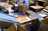 東莞某食品廠漢堡包胚面包生產檢測現場使用連之新金檢機
